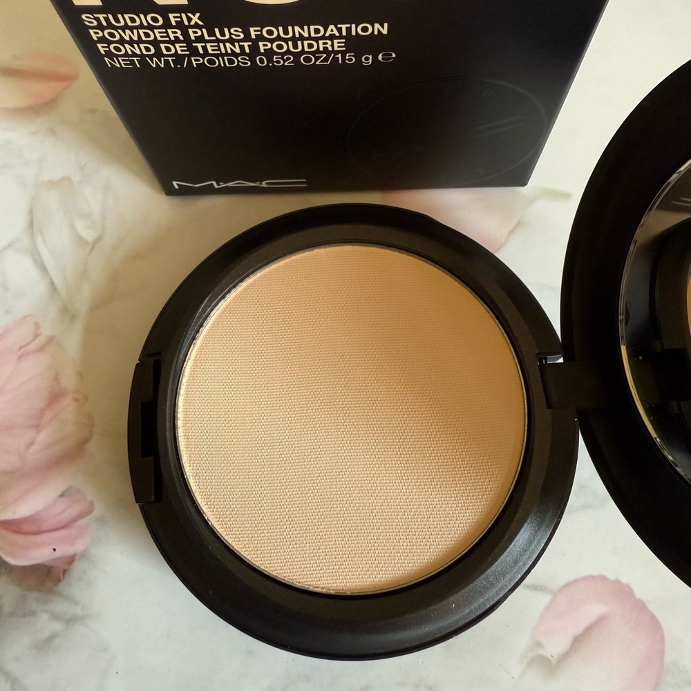 MAC Cosmetics Studio Fix Powder Foundation - NC15 - Picture 2 of 7